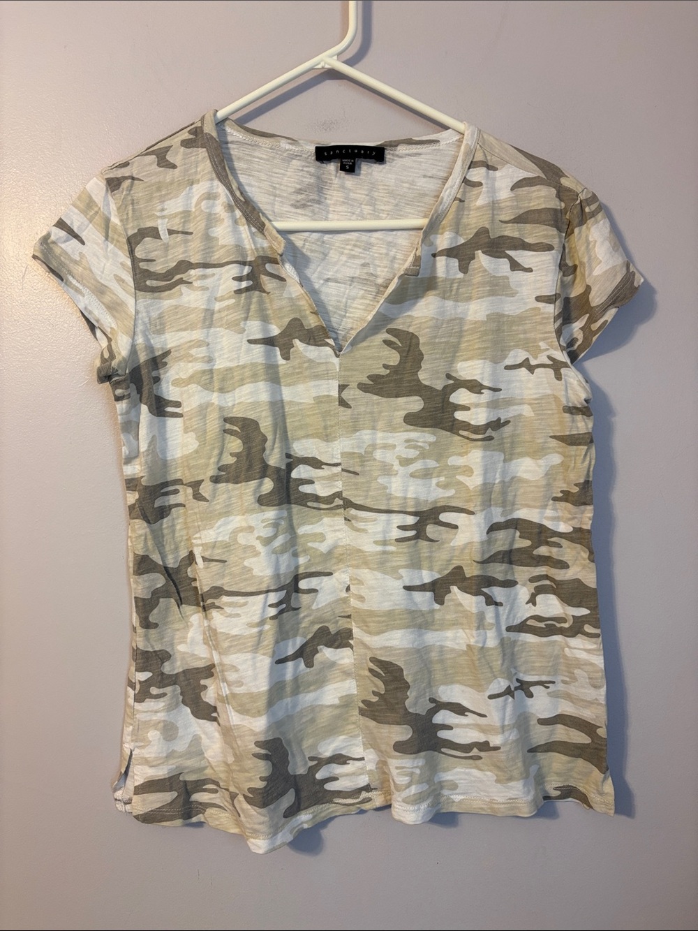 Sanctuary Dilute Camo Print V Notch Neckline T-shirt size S